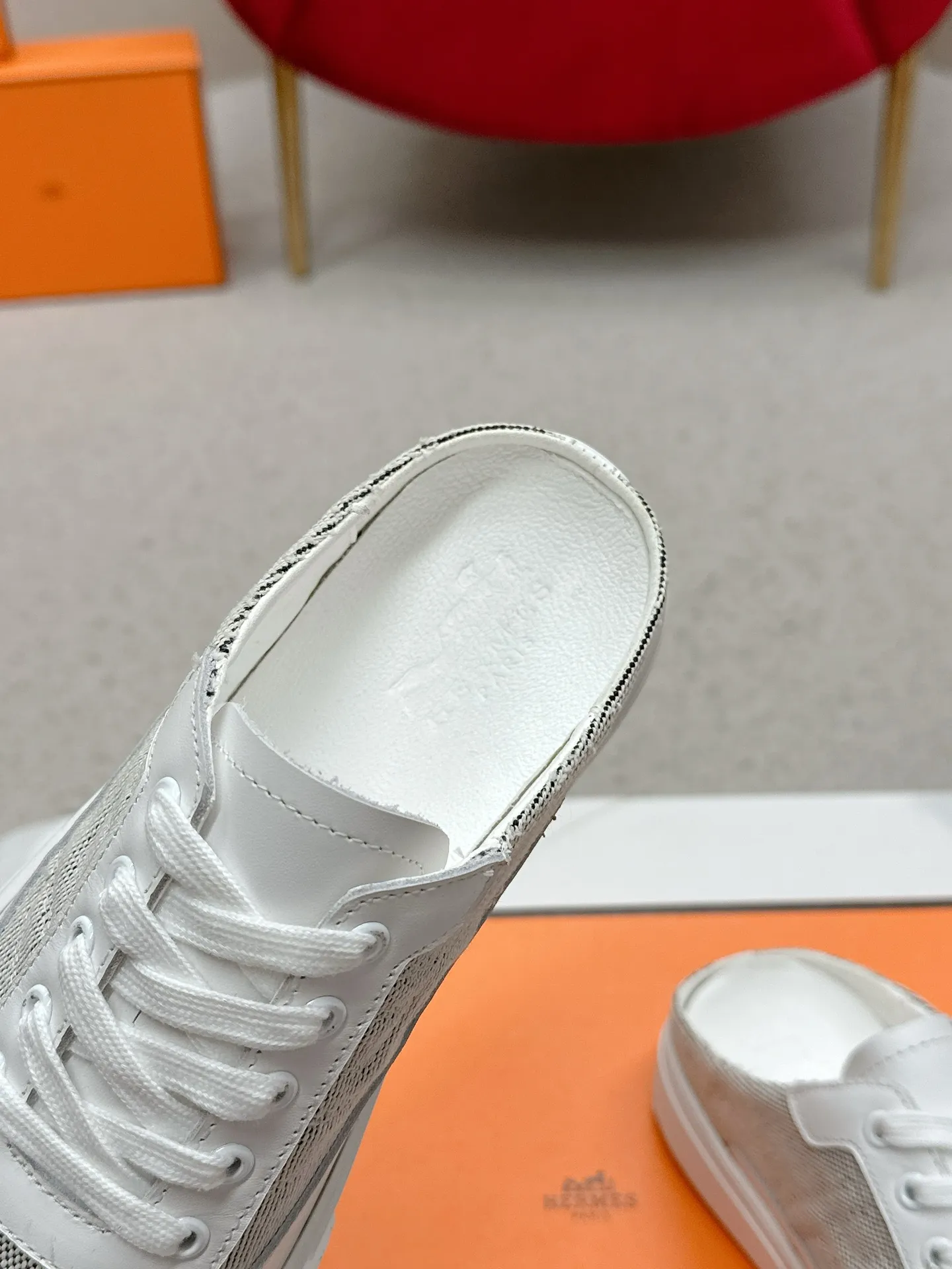 👟👟Ex-factory price 580👟👟 Men's size +10 [HERMES] H-lace slip-on sneakers, sneakers with empty back, white shoes, casual slippers and half-drags. 👉The craftsmanship is exquisite, and new products are released at the counter at the same time. Every detail of the shoes is made with special care, which is quite eye-catching. The elegant splicing elements highlight the good temperament! 🔻Fashionable fly woven lace-up method adds a casual atmosphere and exquisite lines, which can better reflect the family-style design language and intersperse exquisite lines. ✨✨The upper is made of imported cow suede/imported canvas, the lining is made of imported mixed sheepskin, and the original custom-made rubber outsole. 🐎Size: 35-40 for women, 39-44 for men (41 for women, 45 for men, can be customized, non-refundable)